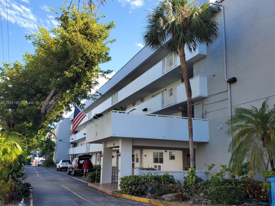 For Sale: $220,000 (1 beds, 1 baths, 812 Square Feet)