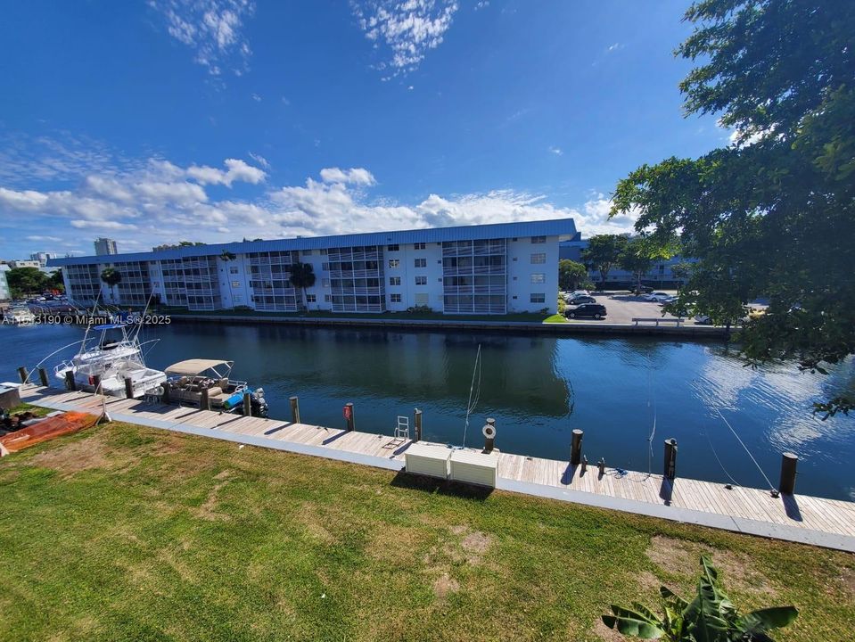 For Sale: $220,000 (1 beds, 1 baths, 812 Square Feet)