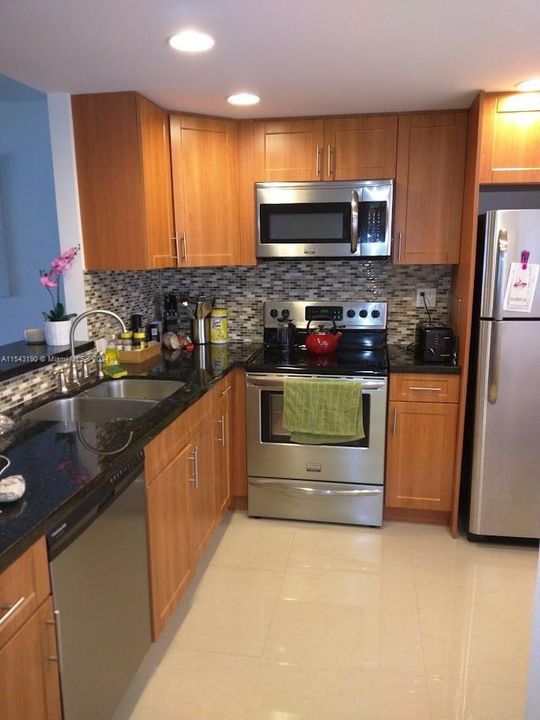 For Sale: $235,000 (1 beds, 1 baths, 812 Square Feet)