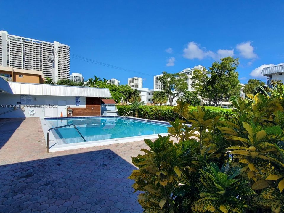 For Sale: $220,000 (1 beds, 1 baths, 812 Square Feet)