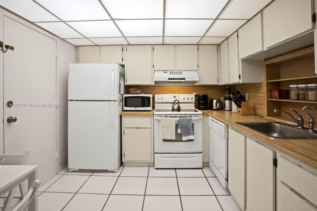 Well lit & efficient kitchen with a classic version of the much requested "work triangle."