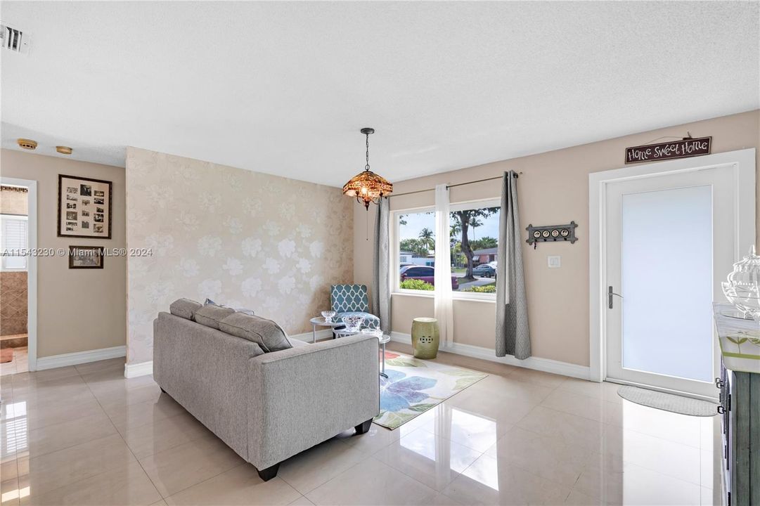 Recently Sold: $699,999 (3 beds, 2 baths, 1188 Square Feet)