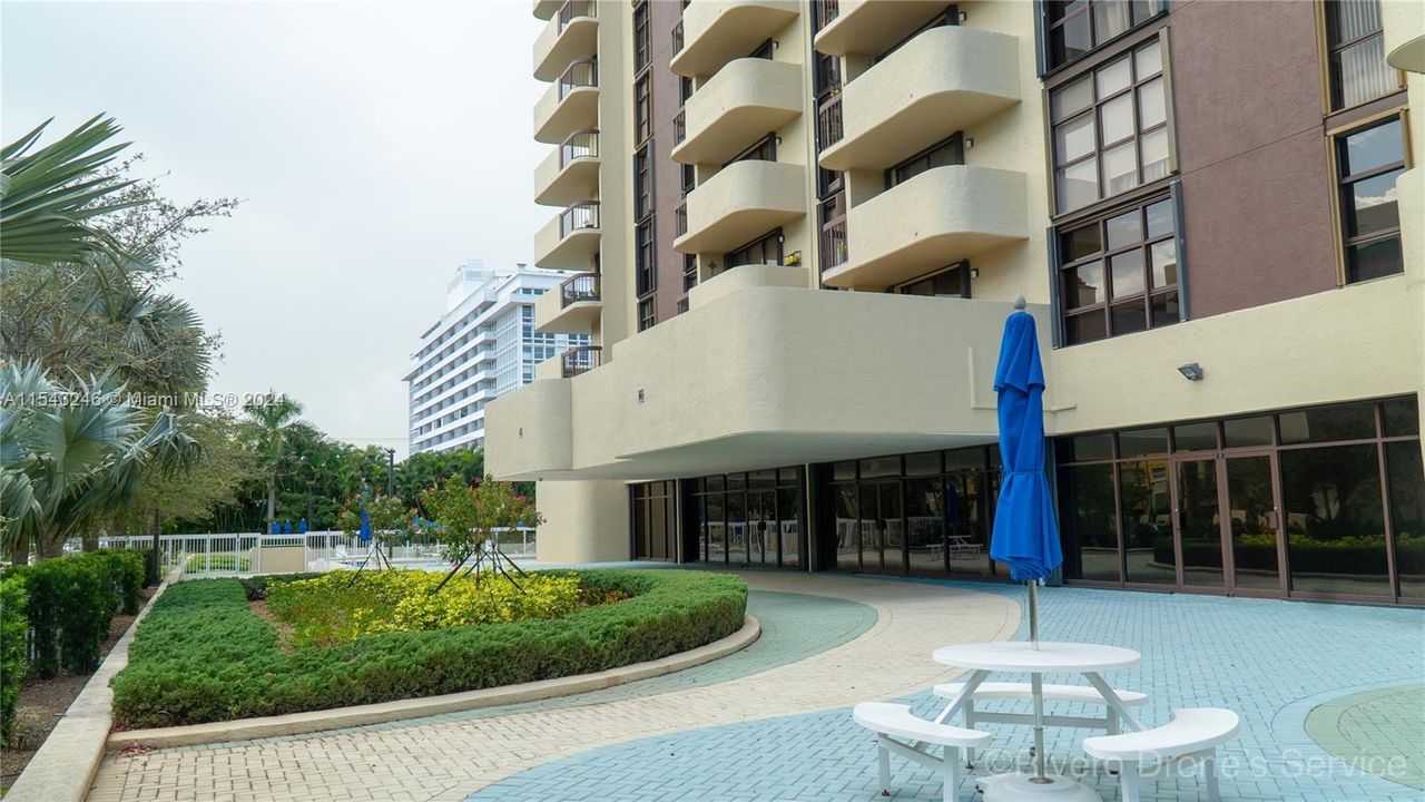 Recently Rented: $3,400 (2 beds, 2 baths, 1129 Square Feet)