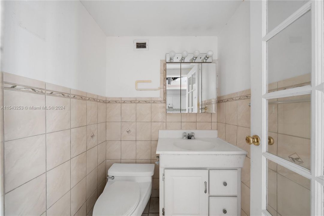 For Sale: $725,000 (1 beds, 1 baths, 930 Square Feet)