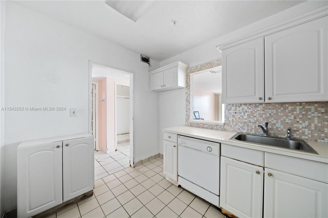 For Sale: $725,000 (1 beds, 1 baths, 930 Square Feet)