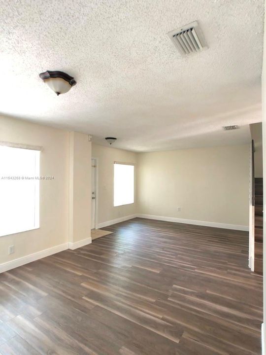 Recientemente alquilado: $2,950 (3 camas, 2 baños, 1528 Pies cuadrados)