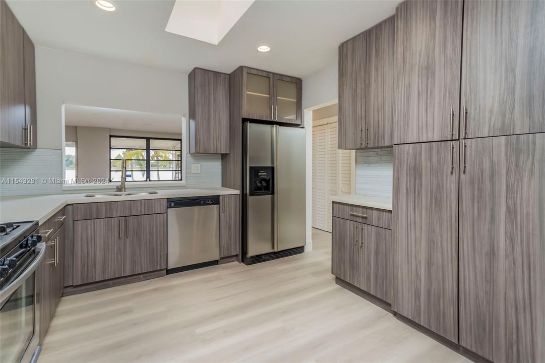 Недавно продано: $829,900 (4 спален, 4 ванн, 2810 Квадратных фут)