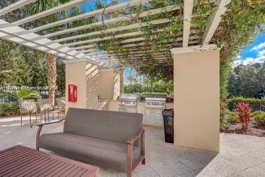 Active With Contract: $335,000 (1 beds, 1 baths, 960 Square Feet)