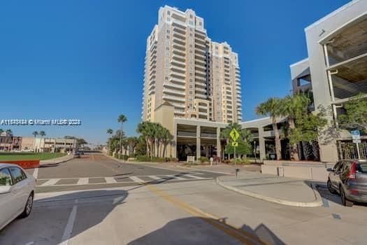 Active With Contract: $335,000 (1 beds, 1 baths, 960 Square Feet)