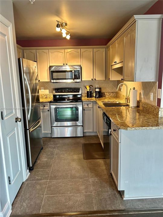 For Sale: $335,000 (1 beds, 1 baths, 960 Square Feet)