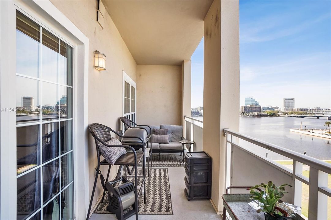 Active With Contract: $335,000 (1 beds, 1 baths, 960 Square Feet)