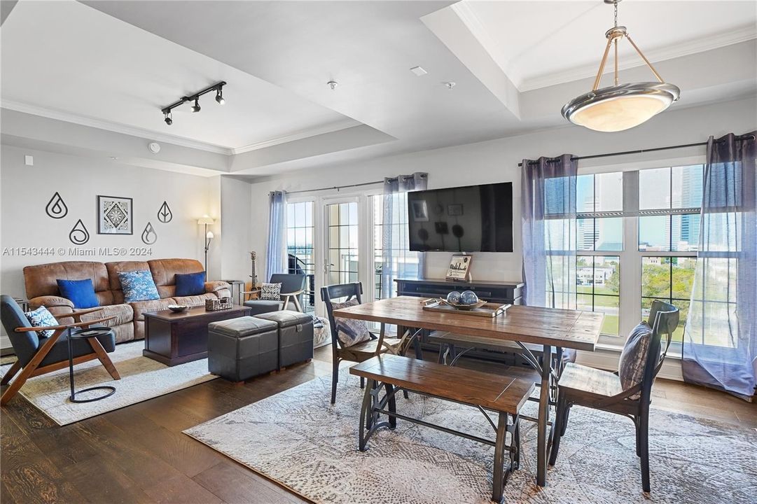 Active With Contract: $335,000 (1 beds, 1 baths, 960 Square Feet)