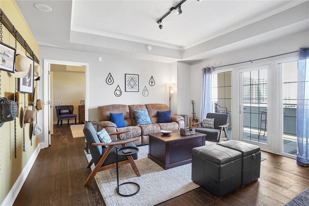 Active With Contract: $335,000 (1 beds, 1 baths, 960 Square Feet)