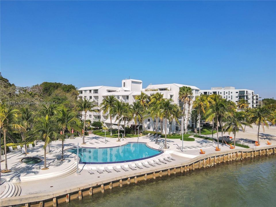 Recently Sold: $360,000 (1 beds, 1 baths, 723 Square Feet)