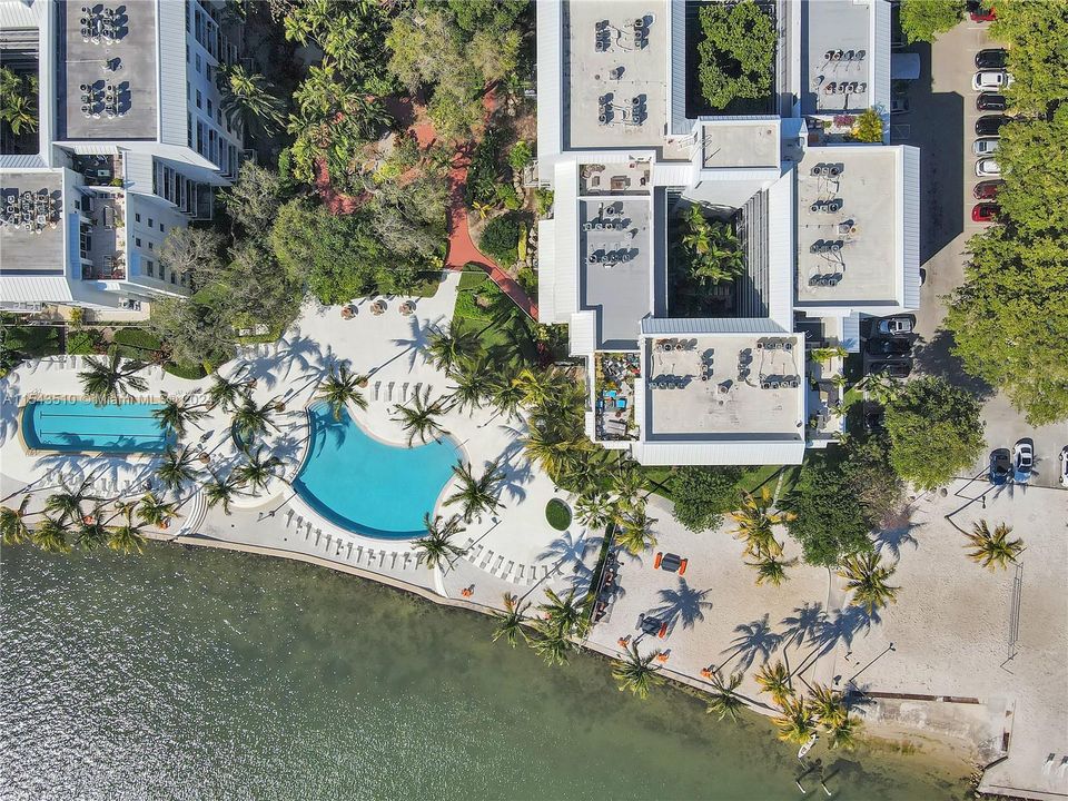 Recently Sold: $360,000 (1 beds, 1 baths, 723 Square Feet)