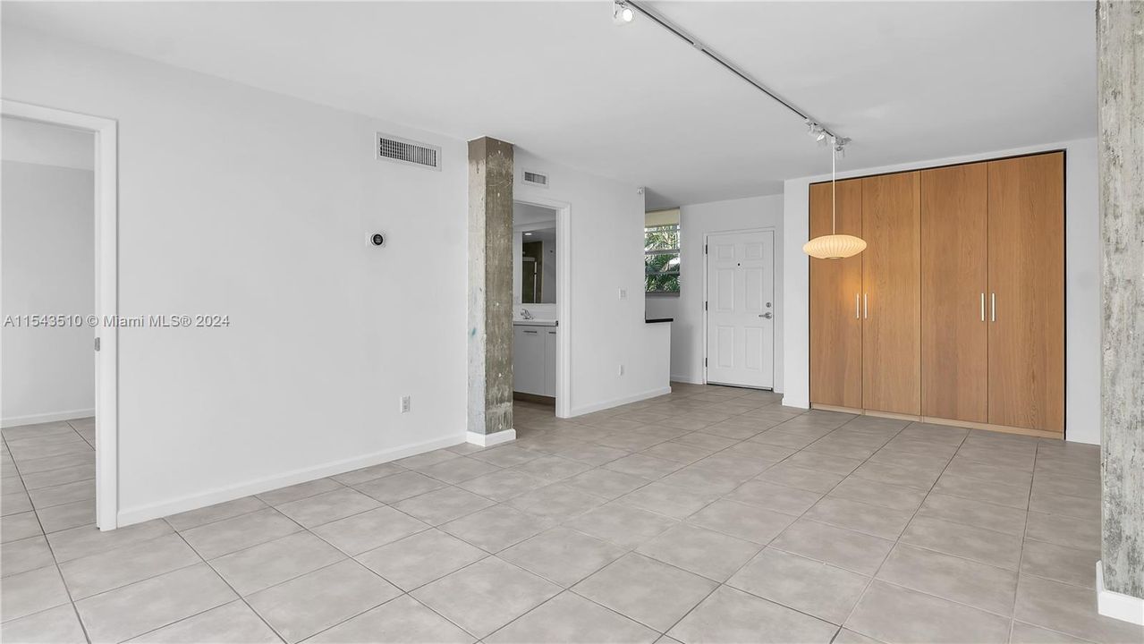 Recently Sold: $360,000 (1 beds, 1 baths, 723 Square Feet)