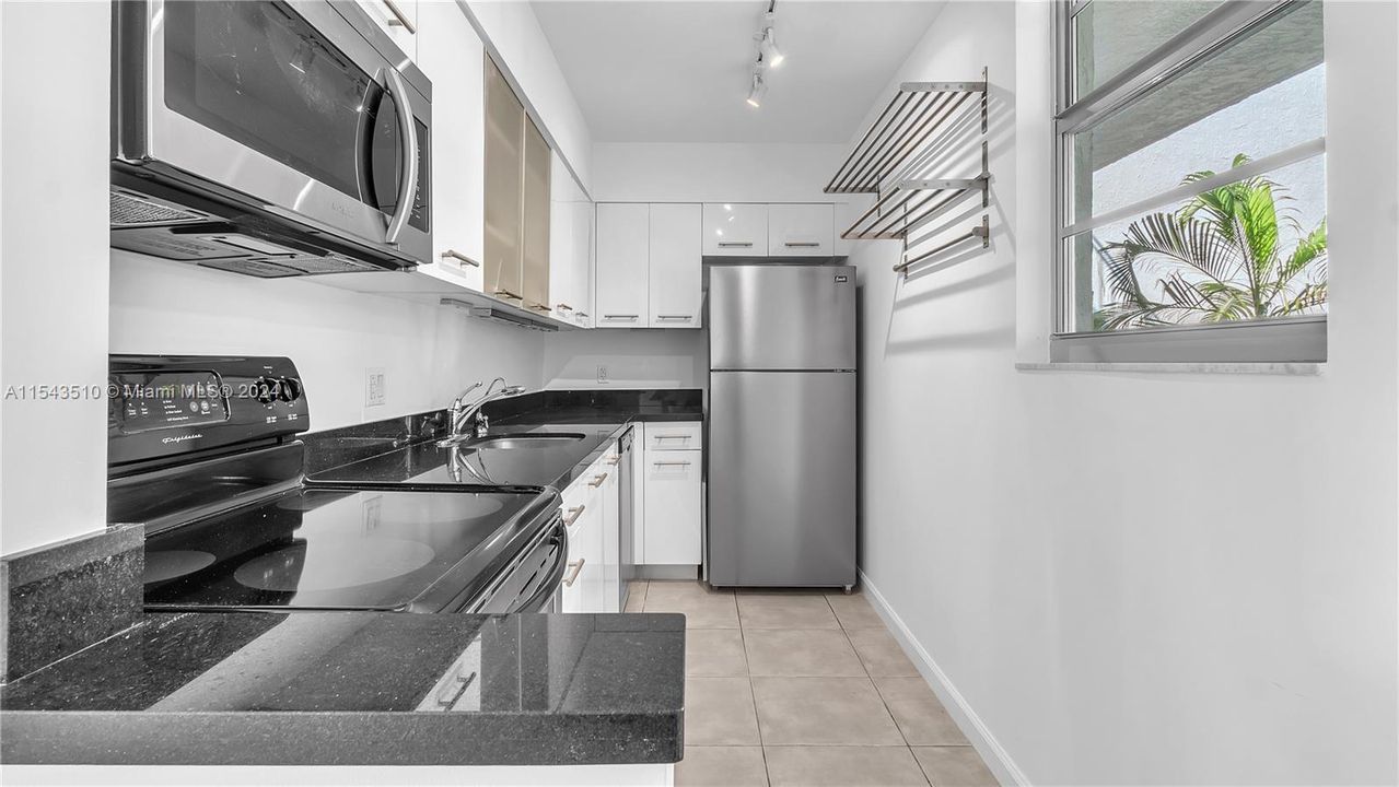 Recently Sold: $360,000 (1 beds, 1 baths, 723 Square Feet)