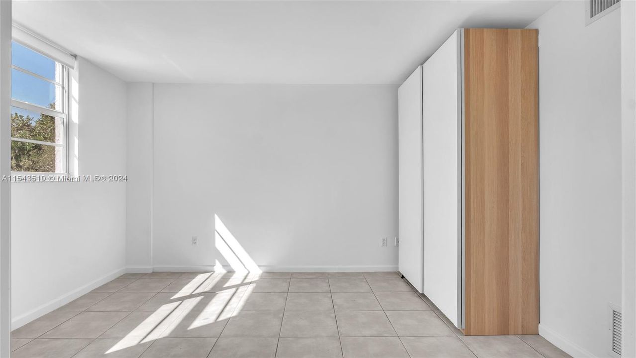 Recently Sold: $360,000 (1 beds, 1 baths, 723 Square Feet)