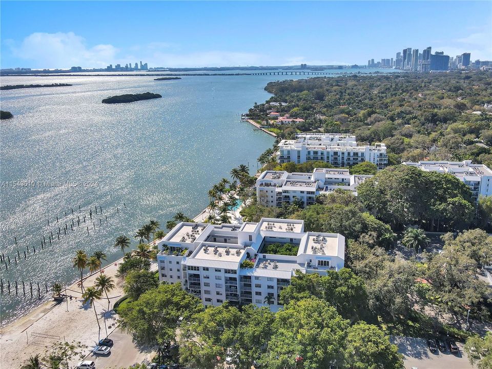 Recently Sold: $360,000 (1 beds, 1 baths, 723 Square Feet)