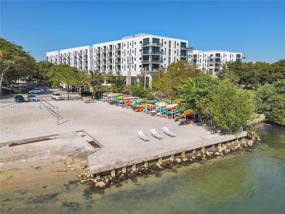 Recently Sold: $360,000 (1 beds, 1 baths, 723 Square Feet)