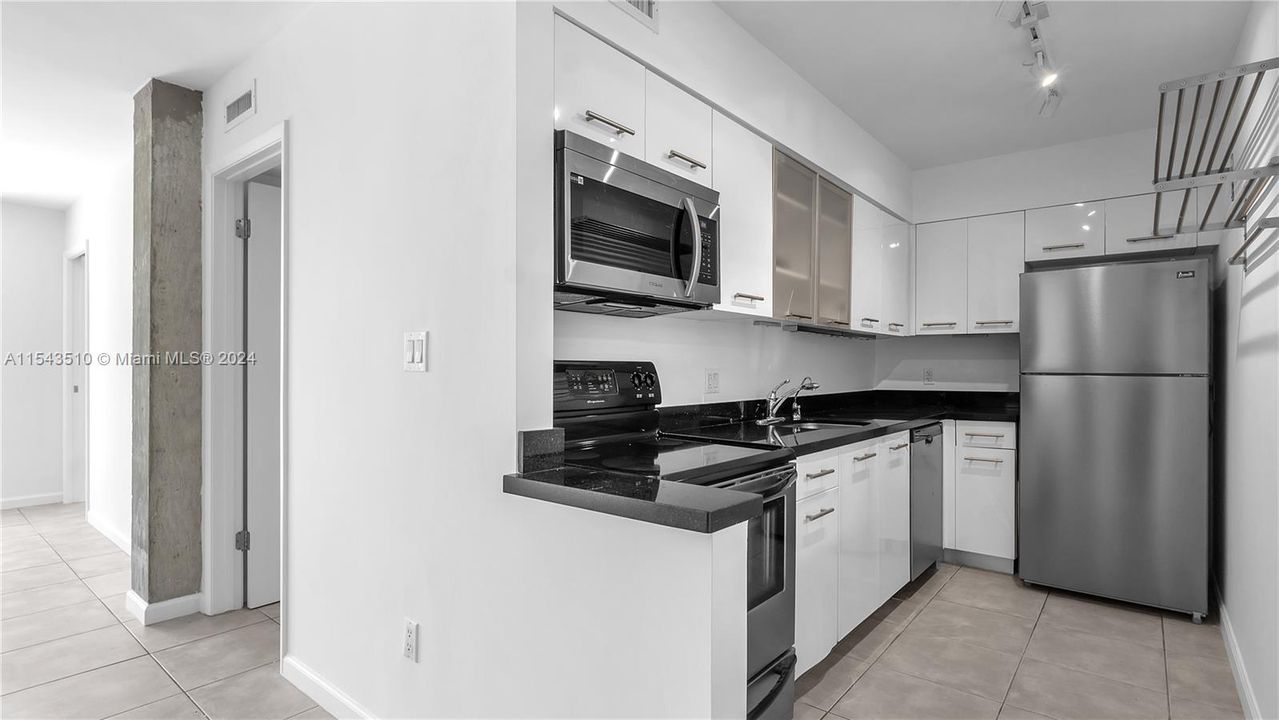 Recently Sold: $360,000 (1 beds, 1 baths, 723 Square Feet)