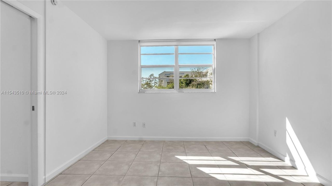 Recently Sold: $360,000 (1 beds, 1 baths, 723 Square Feet)