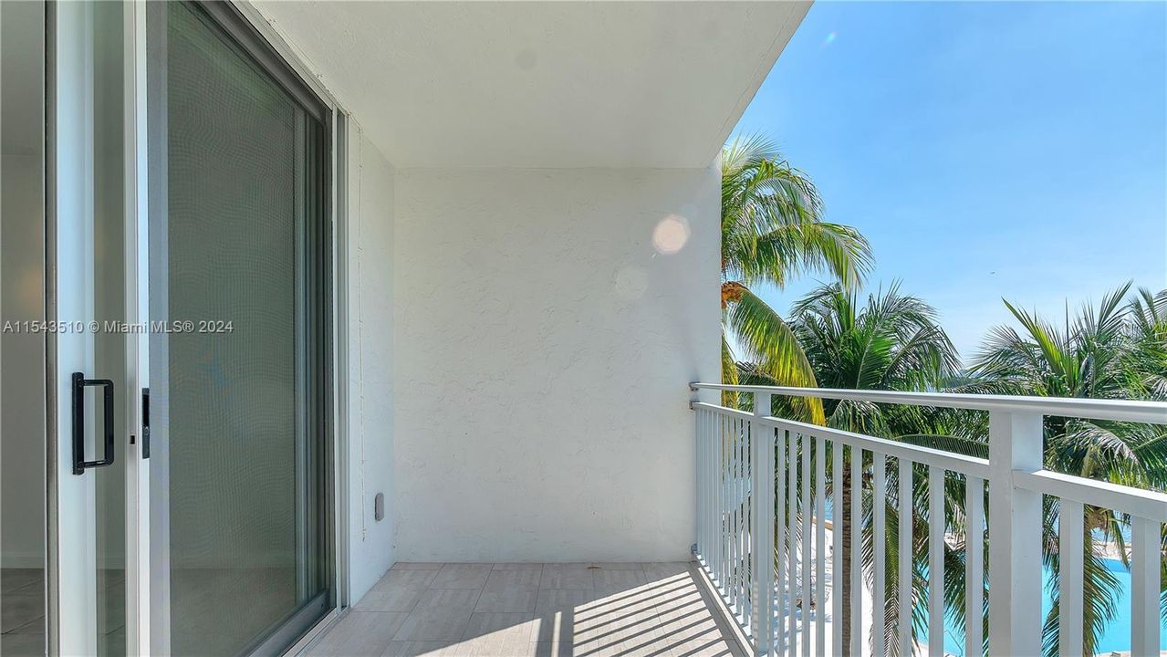 Recently Sold: $360,000 (1 beds, 1 baths, 723 Square Feet)