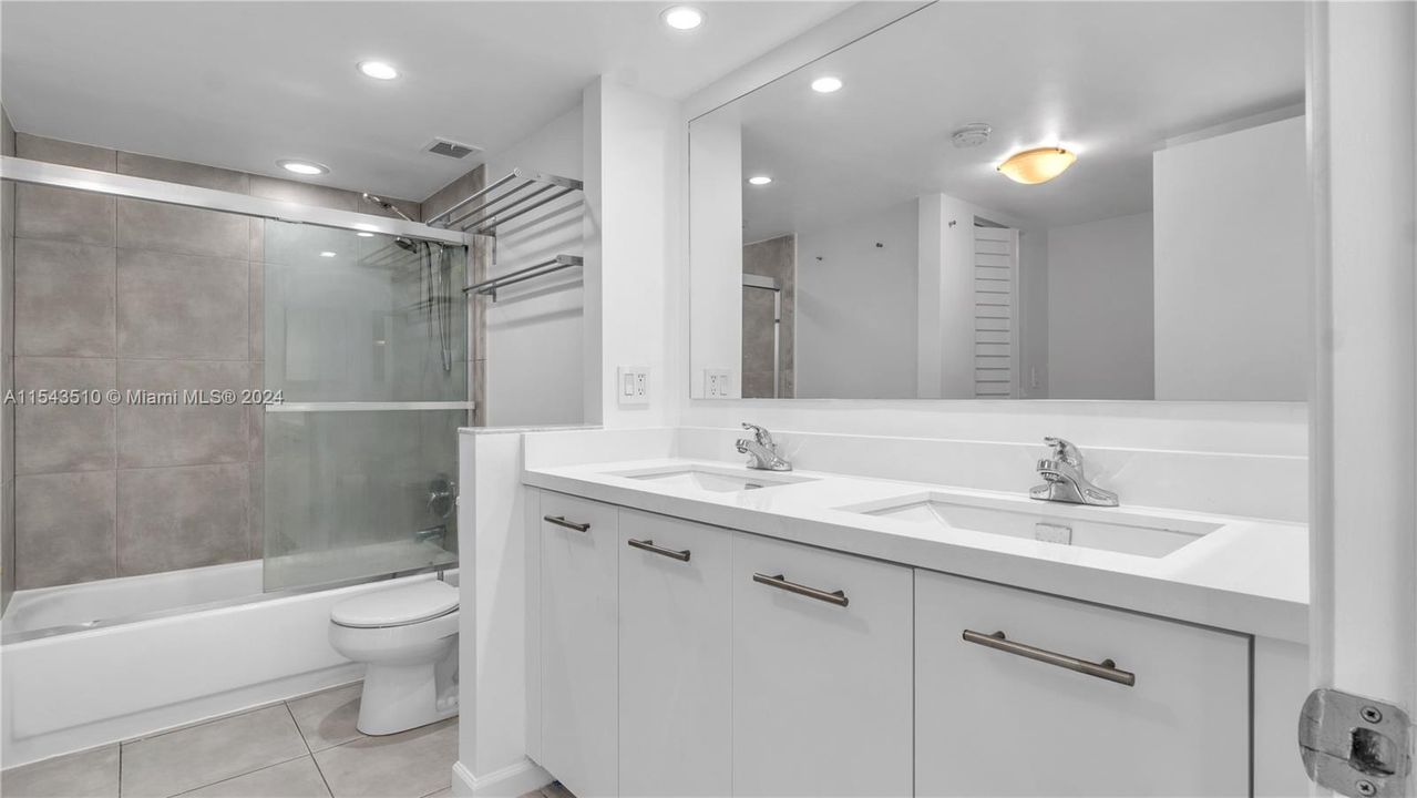 Recently Sold: $360,000 (1 beds, 1 baths, 723 Square Feet)