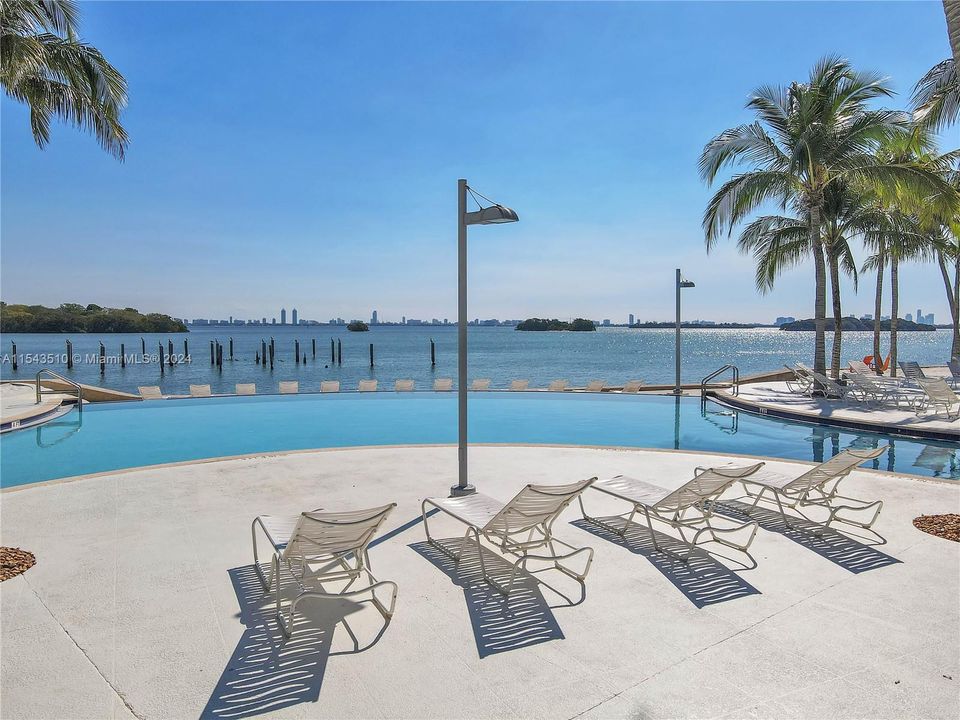 Recently Sold: $360,000 (1 beds, 1 baths, 723 Square Feet)