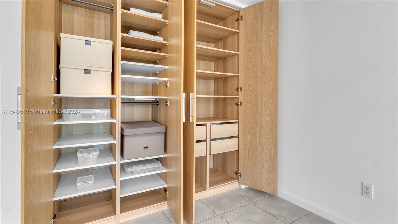 Recently Sold: $360,000 (1 beds, 1 baths, 723 Square Feet)