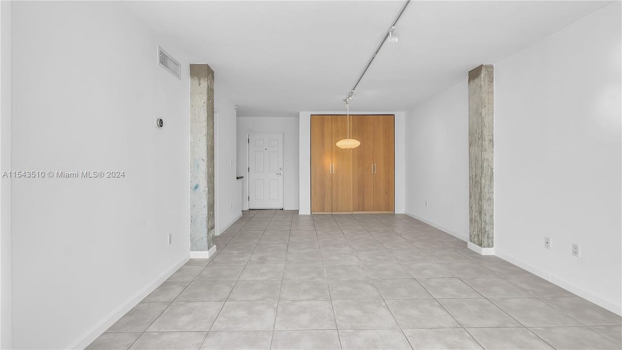 Recently Sold: $360,000 (1 beds, 1 baths, 723 Square Feet)