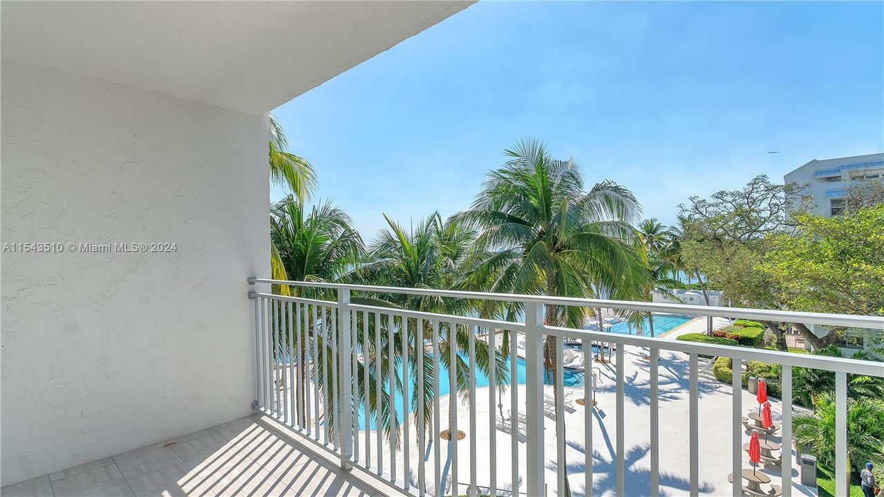 Recently Sold: $360,000 (1 beds, 1 baths, 723 Square Feet)