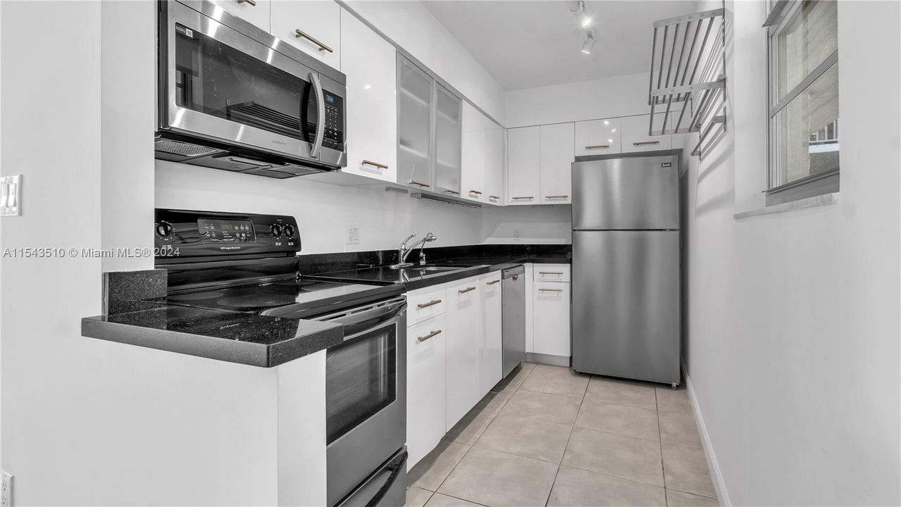 Recently Sold: $360,000 (1 beds, 1 baths, 723 Square Feet)