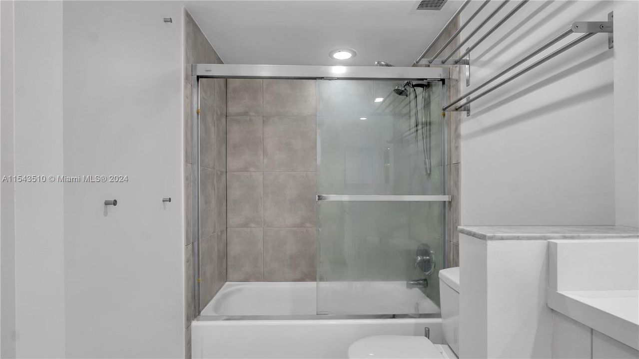 Recently Sold: $360,000 (1 beds, 1 baths, 723 Square Feet)