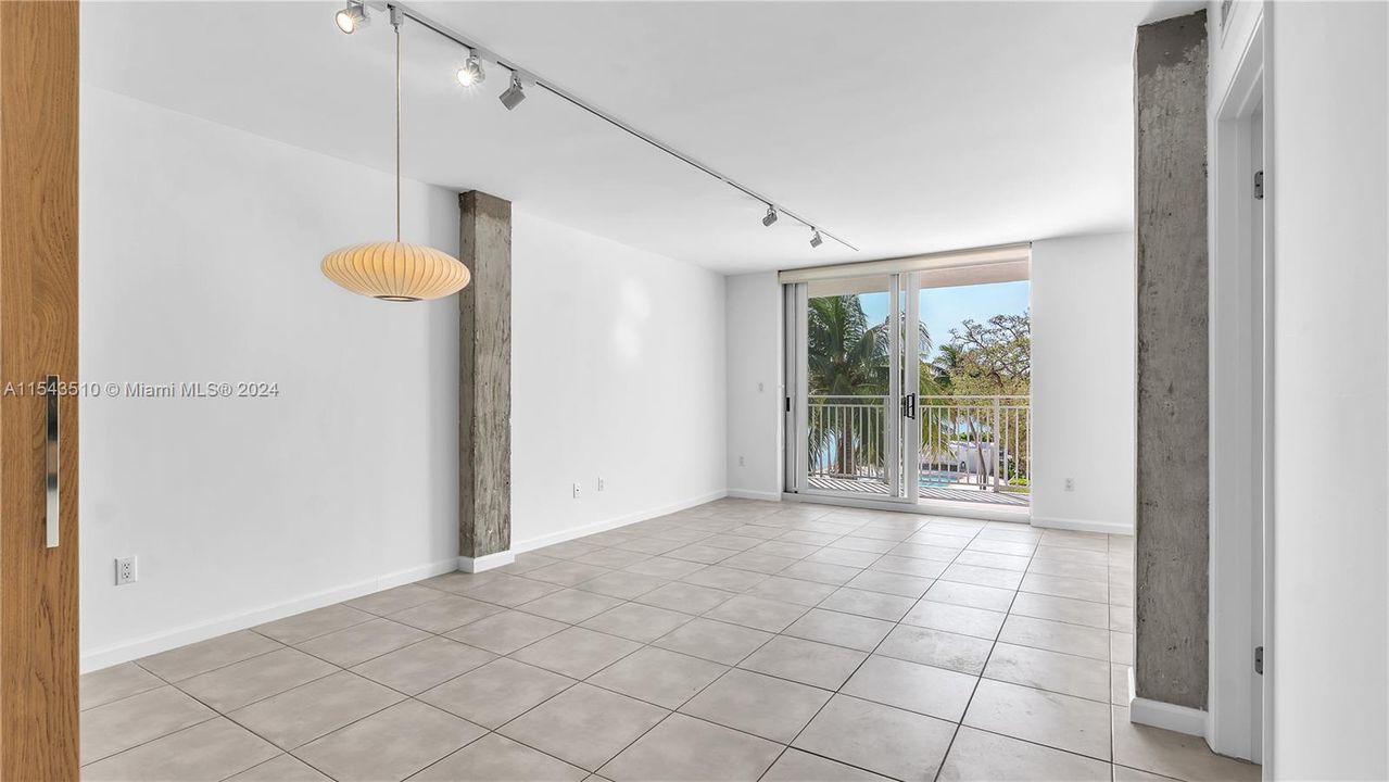 Recently Sold: $360,000 (1 beds, 1 baths, 723 Square Feet)