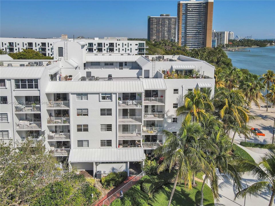 Recently Sold: $360,000 (1 beds, 1 baths, 723 Square Feet)