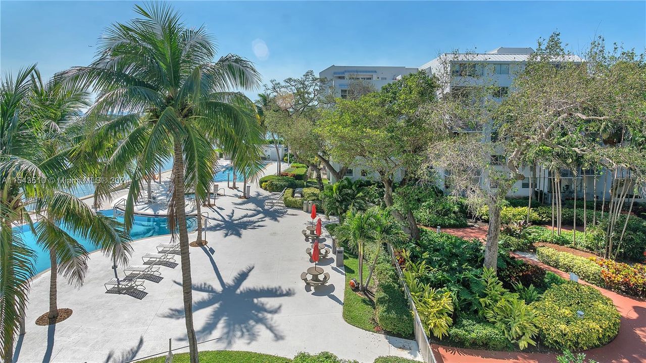 Recently Sold: $360,000 (1 beds, 1 baths, 723 Square Feet)