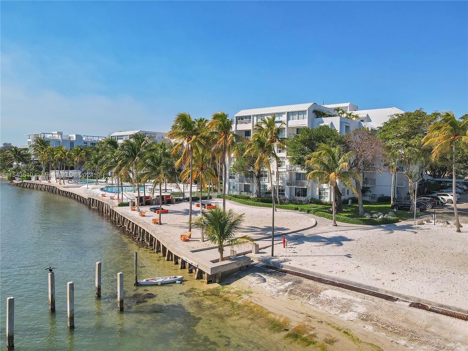 Recently Sold: $360,000 (1 beds, 1 baths, 723 Square Feet)