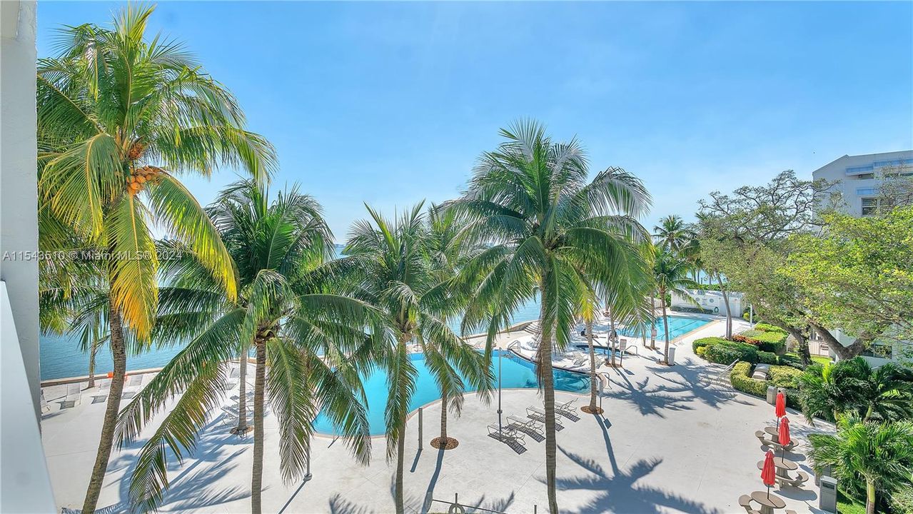 Recently Sold: $360,000 (1 beds, 1 baths, 723 Square Feet)