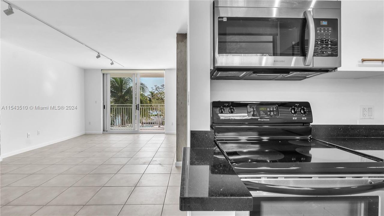 Recently Sold: $360,000 (1 beds, 1 baths, 723 Square Feet)