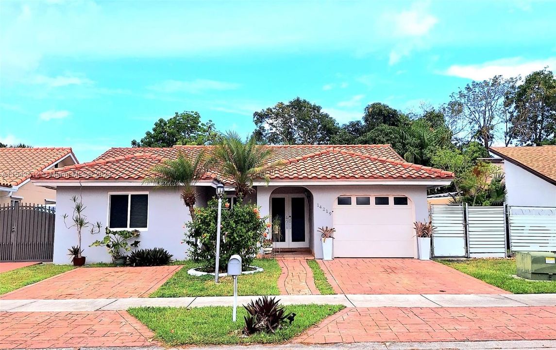 Recently Sold: $620,000 (3 beds, 2 baths, 1622 Square Feet)