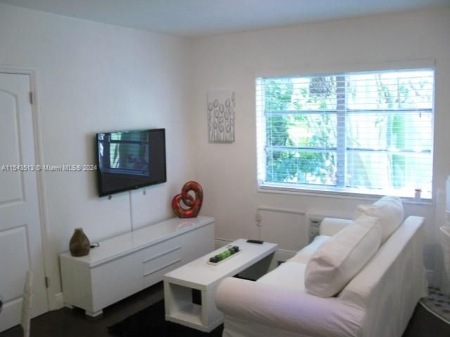 For Sale: $230,000 (1 beds, 1 baths, 450 Square Feet)