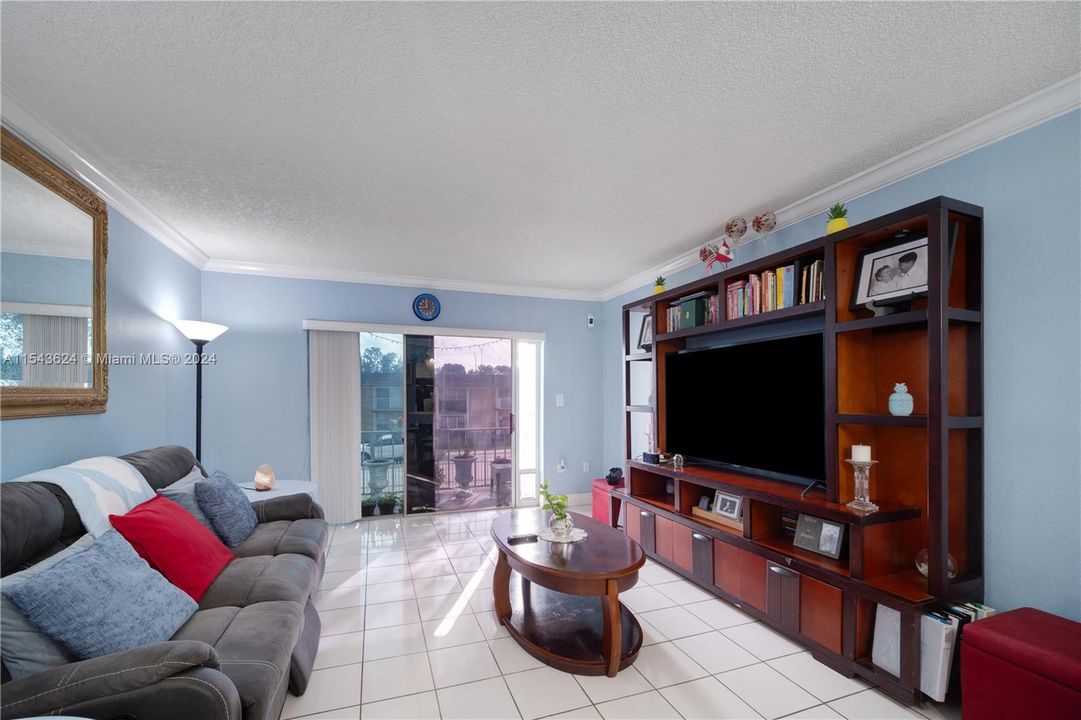 For Sale: $220,000 (1 beds, 1 baths, 684 Square Feet)