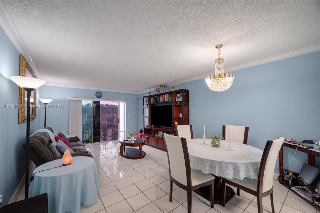 For Sale: $220,000 (1 beds, 1 baths, 684 Square Feet)