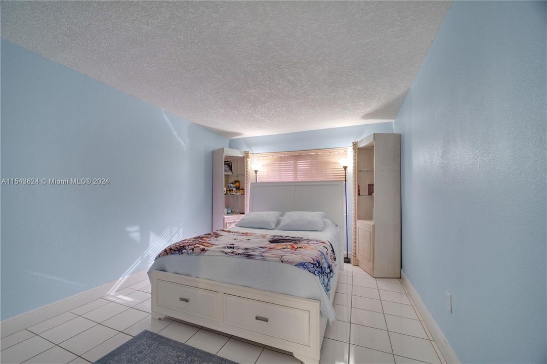 For Sale: $220,000 (1 beds, 1 baths, 684 Square Feet)