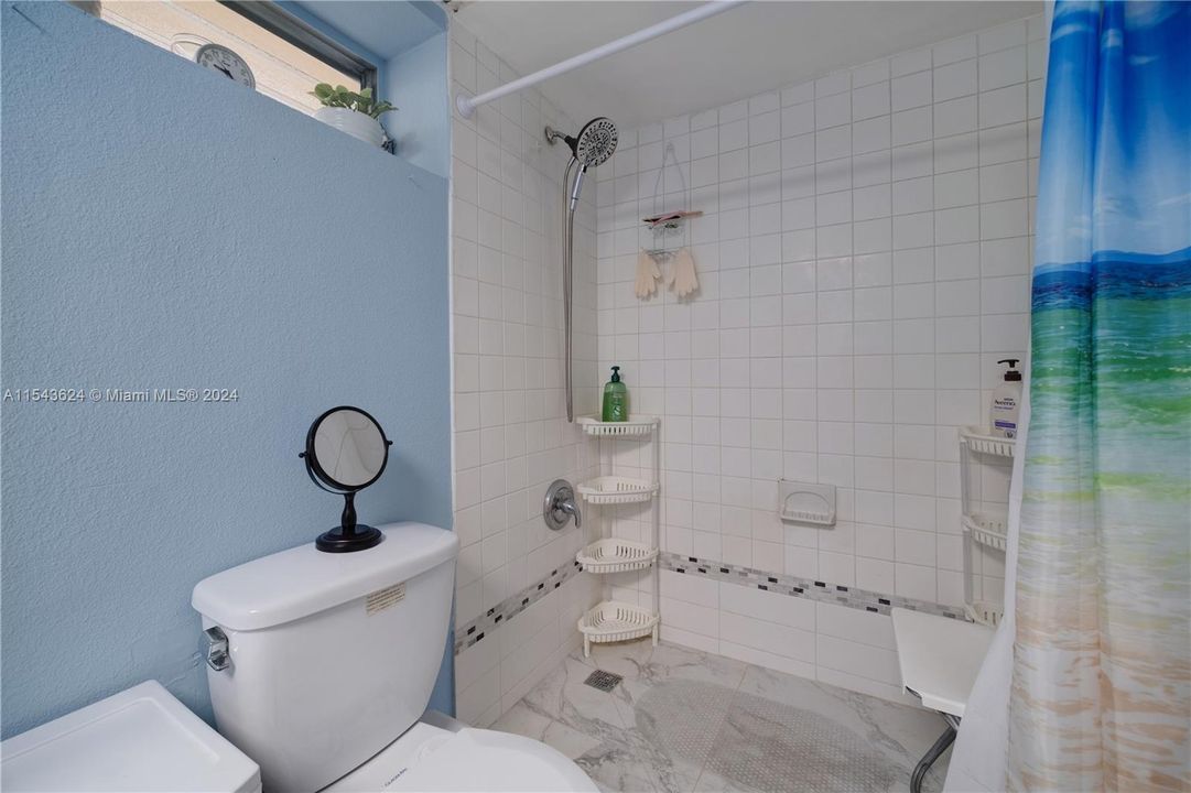 For Sale: $220,000 (1 beds, 1 baths, 684 Square Feet)