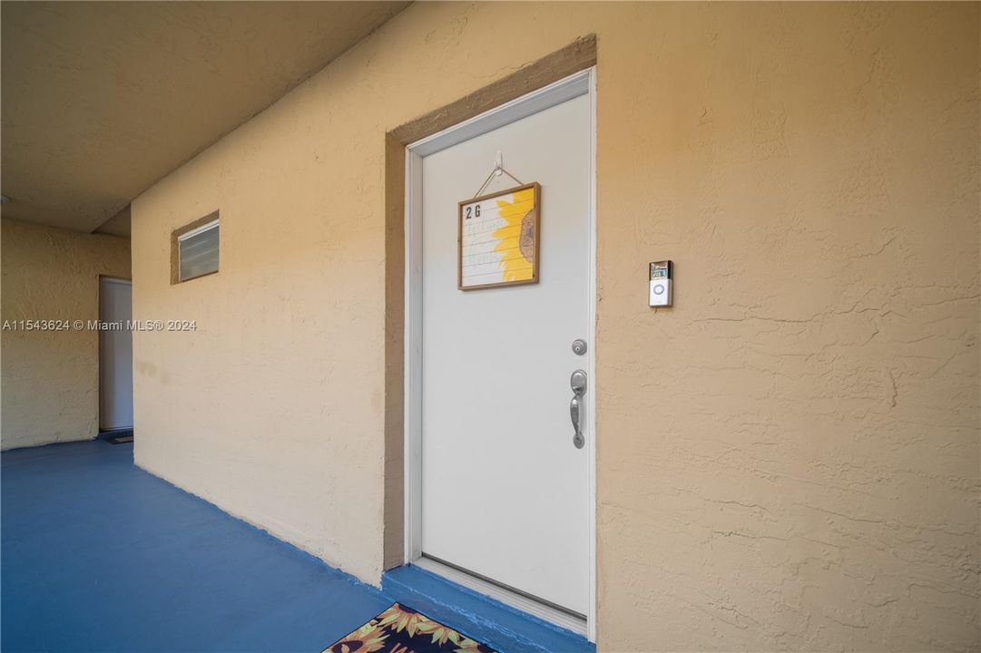 For Sale: $220,000 (1 beds, 1 baths, 684 Square Feet)