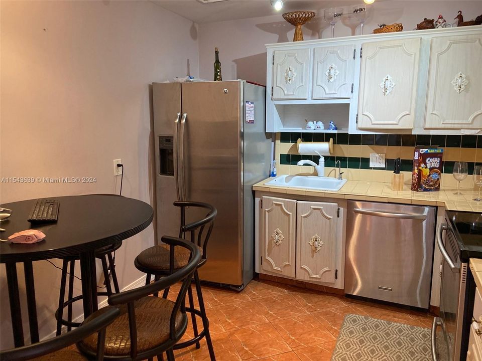 For Sale: $307,000 (1 beds, 2 baths, 1066 Square Feet)