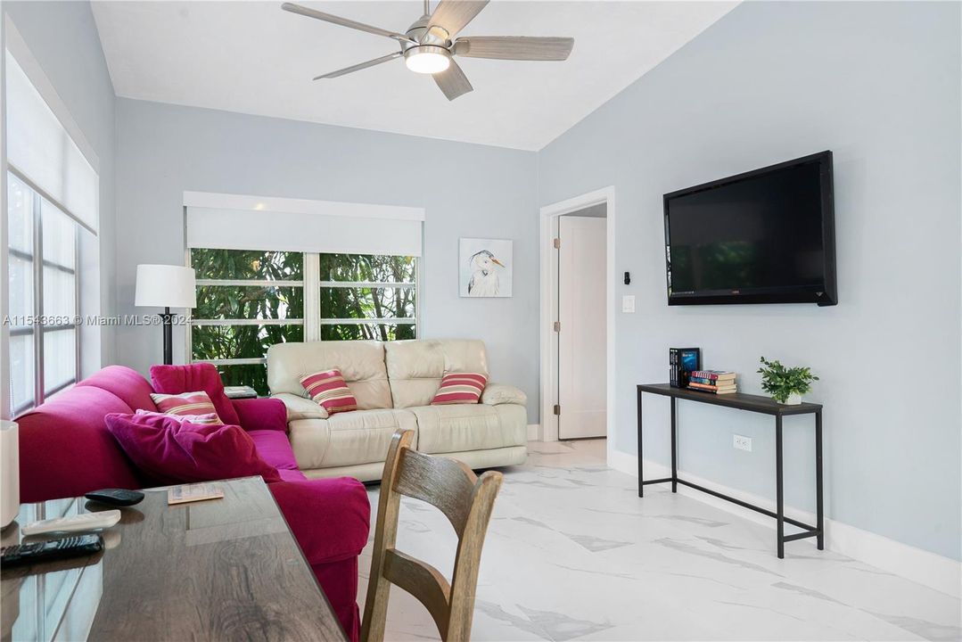 Active With Contract: $599,000 (1 beds, 1 baths, 750 Square Feet)