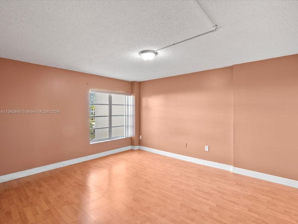 Recently Rented: $1,250 (1 beds, 1 baths, 783 Square Feet)